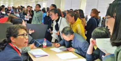 节后甘肃省第二场大型综合招聘会在兰举行 近300家企业纳才1.1万人入场求职