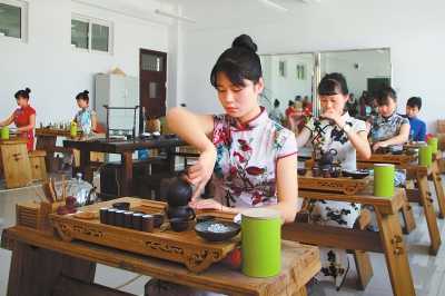 平凉市华亭县职教中心通过开展多技能培训课程，增加就业渠道