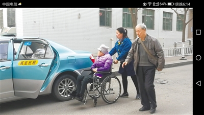 兰州奔马的士雷锋车队司机义务接送老人就医 每周3趟风雨无阻