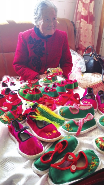 兰州皋兰县84岁老太有一手针线绝活 已做出上千双绣花鞋
