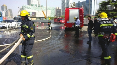 油罐车管道破裂漏油 兰州交警消防环卫紧急处置