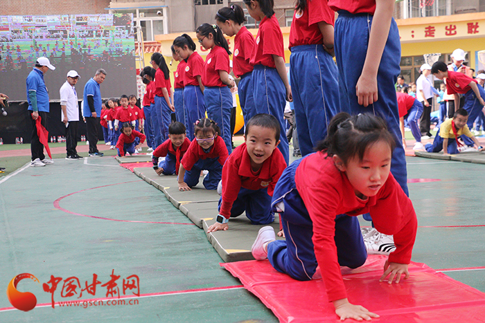 让每个孩子成为运动员  老师家长齐上阵 ——兰州市耿家庄小学举办首届全员运动会   （组图）