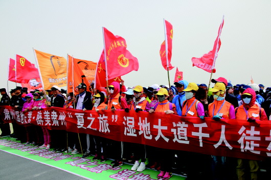 酒泉肃州区“湿地长卷·醉美肃州”“夏之旅”湿地大道千人徒步活动举办（图）