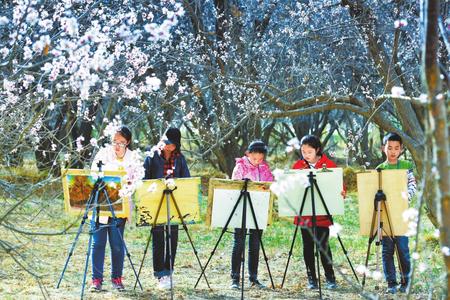 敦煌鸣沙山下杏花盛开 吸引了一大批绘画爱好者前来写生