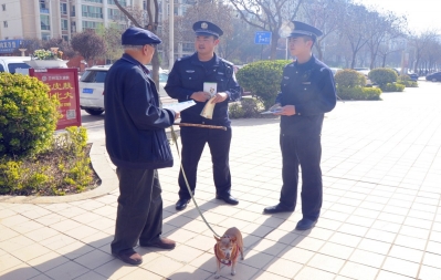 兰州市城关公安开展文明养犬宣传活动（图）