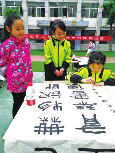 兰州七里河区举办首届中小学生现场书法大赛（图）