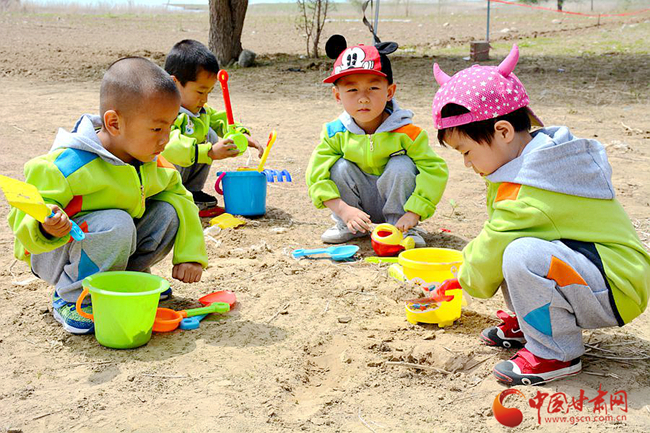“我和泥巴有个约会” ——永靖县鹭岛幼儿园开展“庆六一”亲子户外游戏活动（图）
