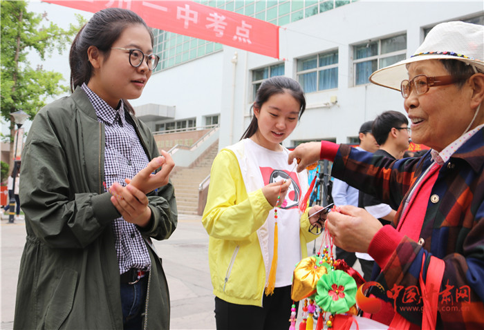 兰州八旬奶奶手缝香包送考生 预祝金榜题名传佳音（组图）