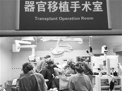 2岁青年脑死亡捐献肝脏、肾脏、肺脏及角膜 昨日4名患者在兰大二院成功移植其器官