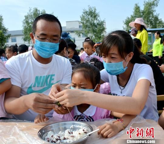 包粽子赛龙舟戴五彩绳迎端午