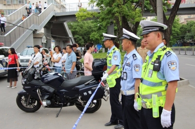 兰州交警多措施多警力护航中考考生百余人（图）