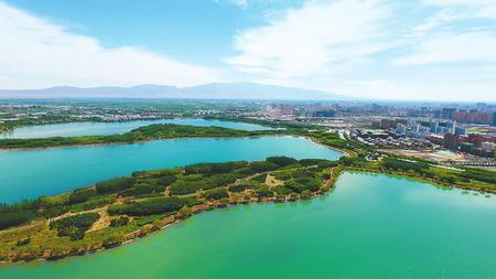 盛夏时节 张掖国家湿地公园蓝天碧水 景色怡人