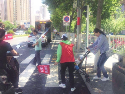 兰州市城关区盐场路街道——组织志愿者开展文明交通劝导