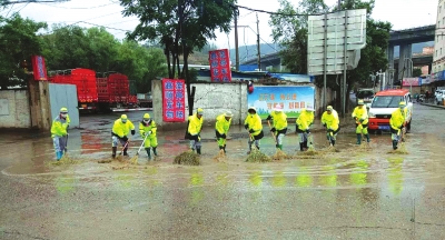 兰州城关区环卫局3000余名环卫工全员出动 除积水清淤泥保畅通