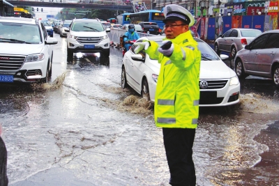 兰州：排查隐患加强疏导 交警雨天执勤保安全