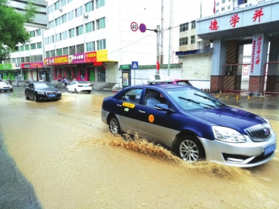 兰州罗九公路山洪倾泻而下