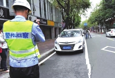 “临时停车”不注意可能吃罚单 交警解读违法停车三误区