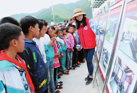 定西岷县举办了非物质文化遗产及摄影图片“五进”巡展活动