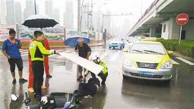 大雨中 兰州交警为伤者撑起“爱心伞”