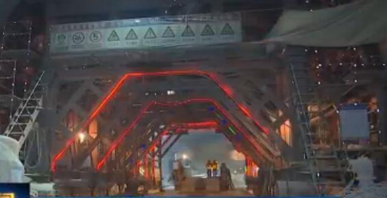 银西铁路庆阳隧道贯通 创国内最长断面最大红黏土隧道施工纪录