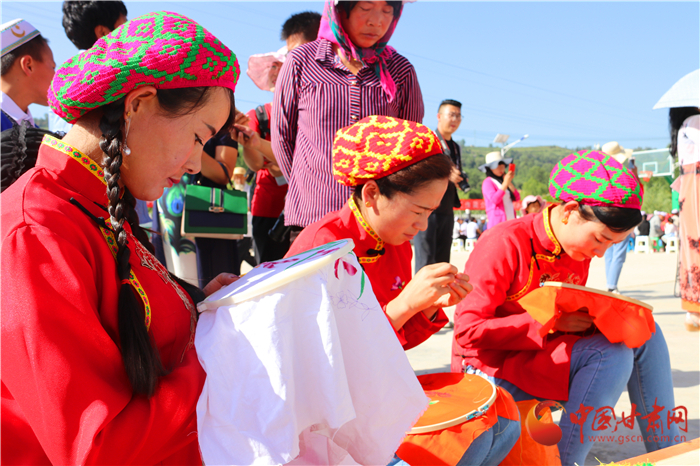 临夏州积石山 保安族农家女制作民族服饰绣出多彩生活（组图）