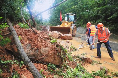 陇南成县小川镇新兴村村民抢修水毁的通村道路