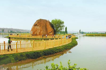 白银市靖远县糜滩镇“水韵独石”吸引了许多游客前来游玩