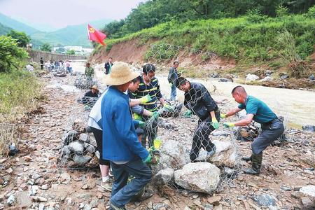 徽县各级党组织和广大党员干部奔赴在抗洪救灾第一线