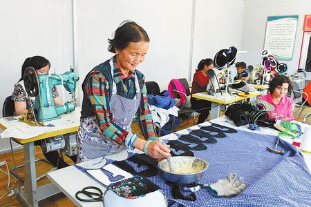临夏县建成布鞋加工培训基地（图）