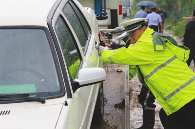 兰州交警奋战一线确保道路安全畅通