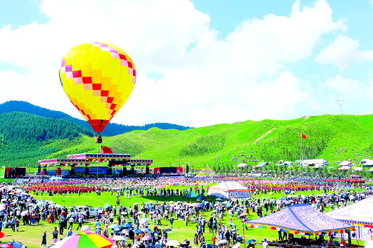 盛夏草原迎宾朋 歌舞欢庆香巴拉 第十九届九色甘南香巴拉旅游艺术节隆重开幕