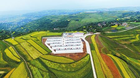 临夏县掌子沟乡白土窑村易地扶贫搬迁工程与周边景致构成一幅新画卷