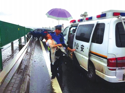 雨天事故乘客受伤暖心交警合力救援