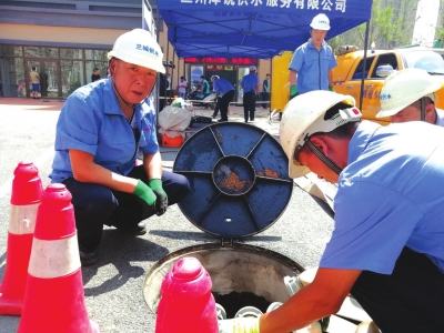 高温下，二次供水水箱里又闷又热，他们在大热天清洗水箱