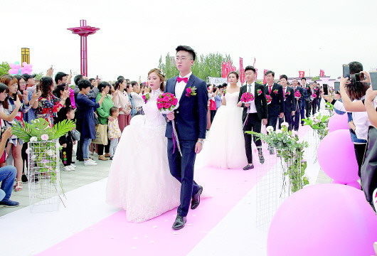 “相悦白银·情定七夕”集体婚礼在金岭公园举行