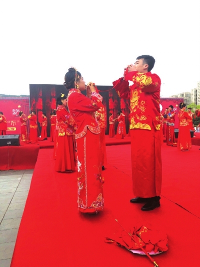 平凉市崆峒区婚嫁文化节开幕 21对新人手牵手领取结婚证及补助