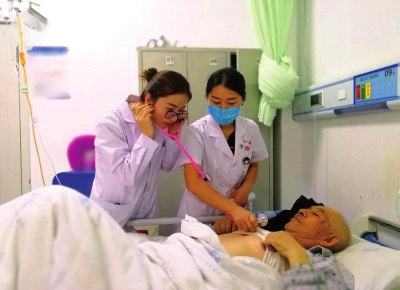 甘肃省二院邀请病患家属零距离体验医生工作