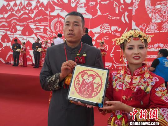 甘肃合水青年人婚事简办 感受传统婚俗收获祝