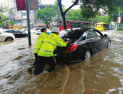 暴雨夜他们是最温情的路标——兰州交警冒雨执勤防汛排险（图）