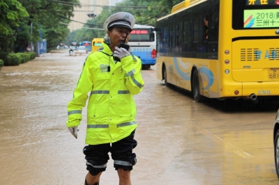 兰州交警雨中疏导交通（图）