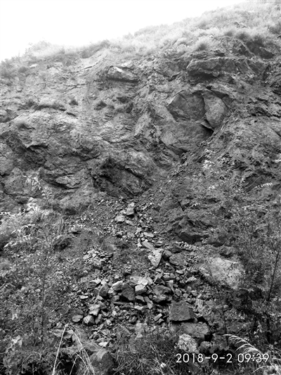 兰州新九州花园后山山体多次出现落石 初步判定系山石表层风化脱落