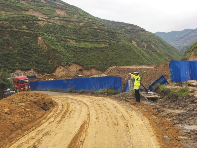 国道309线山体滑坡造成道路中断