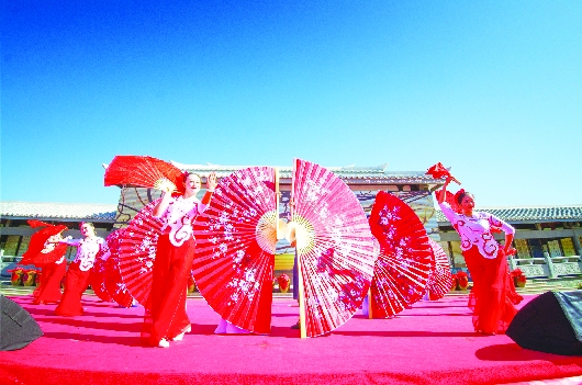 酒泉“百姓大舞台”文艺展演拉开帷幕（图）