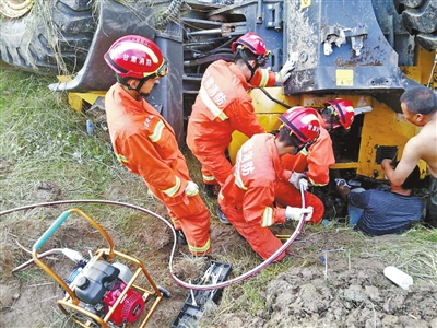 装载机“失足”侧翻驾驶员被困 平凉消防驱车50余公里成功救出