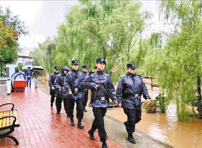 黄河水位依然较高 兰州城关警方提醒市民远离河道