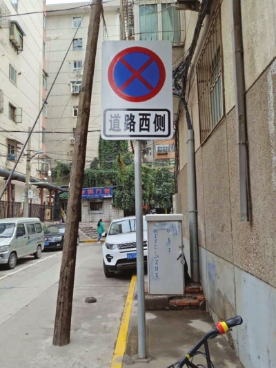 失小孩找到了家属拥抱好交警 曝光:禁停标志在