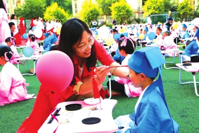 兰州：小学新生感受古风开笔礼