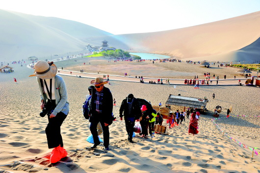 飞天妙曼迎宾客 敦煌旅游持续升温