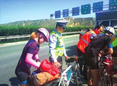 两名外国人在应急车道骑行 柳沟河高速公路大队执勤交警紧急制止 