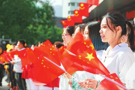 【陇原放歌 庆祝中华人民共和国成立69周年】兰州团市委举办红歌“快闪”活动